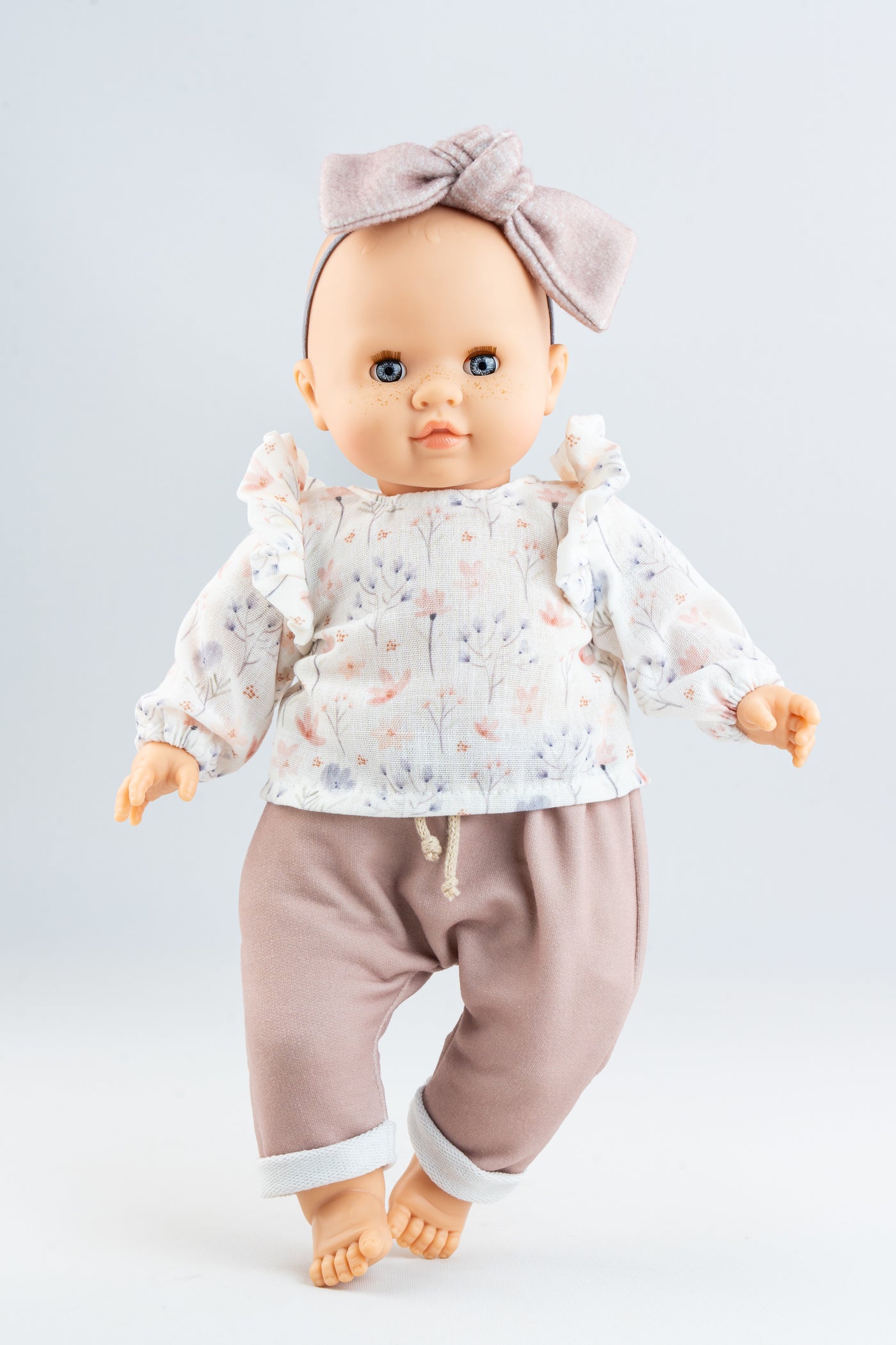 Los Manus doll - Lola with floral sweater, pants and bow - Paola Reina